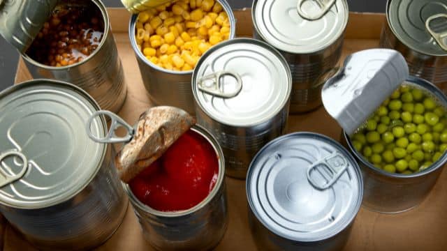 É seguro deixar resto de alimento enlatado na lata?