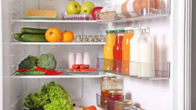 Tem perigo colocar comida quente na geladeira?